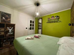 Un pat sau paturi într-o cameră la Alloggio in Chalet - Chalet La Luge