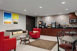 Dapur atau dapur kecil di Days Inn by Wyndham Covington