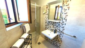 Ein Badezimmer in der Unterkunft Apartments Villa Tre Marie