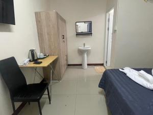 Postel nebo postele na pokoji v ubytování 2B Cozy Hostel ตรัง