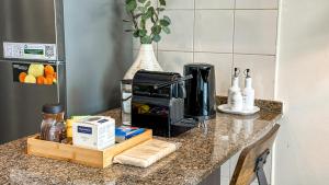 مطبخ أو مطبخ صغير في Wonderful 1BR Apt with Marina view