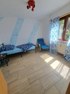 ein Zimmer mit zwei Betten und einem Stuhl in der Unterkunft Wohnung Widdern in Widdern