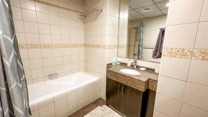 حمام في Wonderful 1BR Apt with Marina view