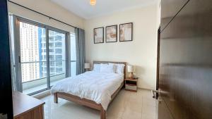 Wonderful 1BR Apt with Marina view في دبي: غرفة نوم بها سرير ونافذة كبيرة +19 صورة
