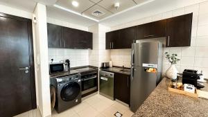 مطبخ أو مطبخ صغير في Wonderful 1BR Apt with Marina view
