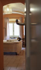 ein Schlafzimmer mit einem Bett und einem Fenster in der Unterkunft Sardinian Gallery Seminario in Bosa