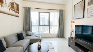 Wonderful 1BR Apt with Marina view في دبي: غرفة معيشة مع أريكة وتلفزيون