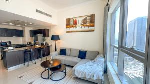 Wonderful 1BR Apt with Marina view في دبي: غرفة معيشة مع أريكة وطاولة
