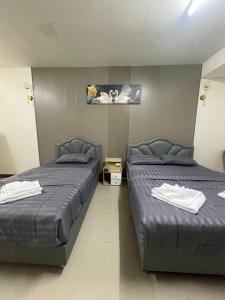 Postel nebo postele na pokoji v ubytování 2B Cozy Hostel ตรัง