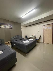 Postel nebo postele na pokoji v ubytování 2B Cozy Hostel ตรัง