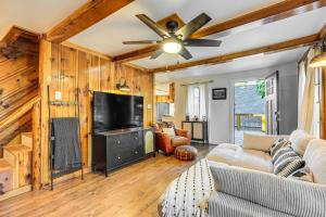 Χώρος καθιστικού στο Hike, Ski and Fish Charming Cabin in Twain Harte!