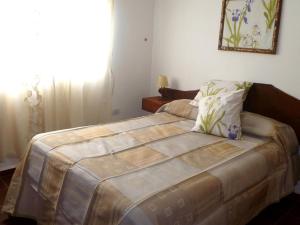 un letto grande in una camera da letto con finestra di Cerro Molinos a Potrero de Garay