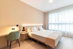 Postel nebo postele na pokoji v ubytování HQ Arena Hotel