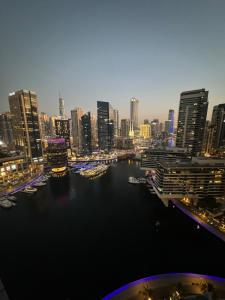 Wonderful 1BR Apt with Marina view في دبي: منظر لمدينة بها نهر ومباني