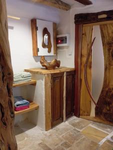 パルガにあるChaos Woodcraft Apartmentの木製のキャビネットとカウンタートップを備えたキッチン
