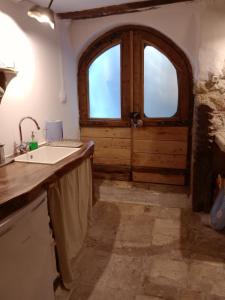 パルガにあるChaos Woodcraft Apartmentのシンクと大きな窓のあるキッチン