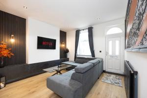 Fotografie z fotogalerie ubytování Midnight Manor High-Speed WiFi, Cinema Room & Sleeps 6 Modern Luxury Stay v destinaci Leigh