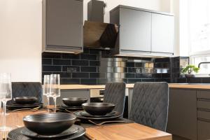 Fotografie z fotogalerie ubytování Midnight Manor High-Speed WiFi, Cinema Room & Sleeps 6 Modern Luxury Stay v destinaci Leigh