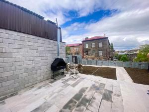 un patio con una parrilla en el lateral de un edificio en Ojax Frunzik, en Gyumri