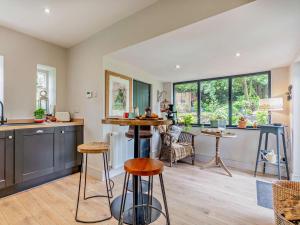 Η κουζίνα ή μικρή κουζίνα στο 2 Bed in Richmond 94752