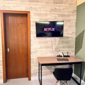 Televiisor ja/või meelelahutuskeskus majutusasutuses Studio Completo Super Aconchegante
