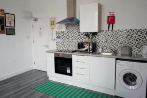 Una cocina o cocineta en Bright and Spacious Studio in Central Birmingham