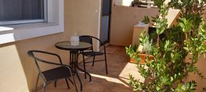 a small table and chairs in a room with plants at La casa bella di Chalkida in Chalkida