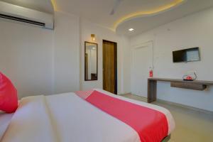Super Hotel O RK's Regency Near Navale Hospital Back Gate客房内的一张或多张床位
