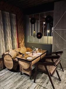 Super Hotel O RK's Regency Near Navale Hospital Back Gate的休息区