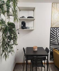 a black table and chairs in a room at La petite loge de l'ile in Nantes