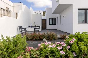 Casa blanca con patio con flores en Casa Vista Bermeja, en Tinajo 57 fotos más