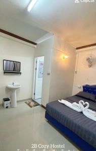 Postel nebo postele na pokoji v ubytování 2B Cozy Hostel ตรัง