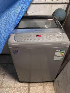 a washing machine is sitting on the ground at استديو بمدخل خاص 7 دقائق للحرم in Sulţānah