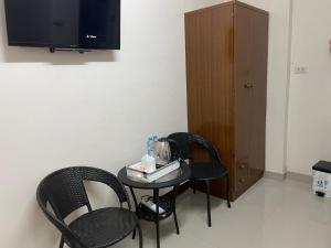 TV a/nebo společenská místnost v ubytování 2B Cozy Hostel ตรัง