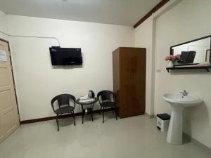 TV a/nebo společenská místnost v ubytování 2B Cozy Hostel ตรัง