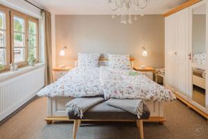 Кровать или кровати в номере Kaminhaus 3 Fehmarn mit Sauna und Kamin