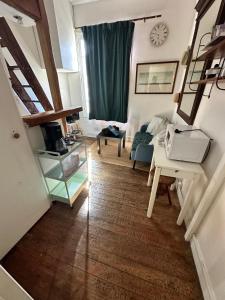 Televízia a/alebo spoločenská miestnosť v ubytovaní Studio à Trouville - Charme de l'ancien