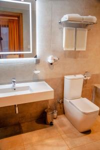 Koupelna v ubytování NK Hotel La Résidence + 5 fotografií