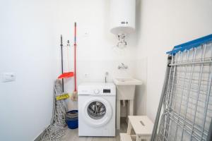 a white laundry room with a washing machine and a sink at Casa Rural da Eva in Santa Cruz de Tenerife
