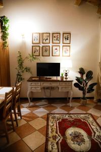 a desk with a computer on it in a room at Floreal House - Classic style apartment in Rovigo