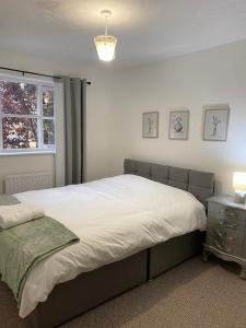 Giường trong phòng chung tại london 14 shaw road se22 8dp