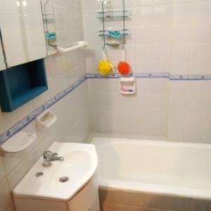 a bathroom with a sink and a toilet and a tub at Excelente Depto 2 dormitorios frente y vista al mar playa Varese, Edificio Cabo Corrientes in Mar del Plata +6 photos
