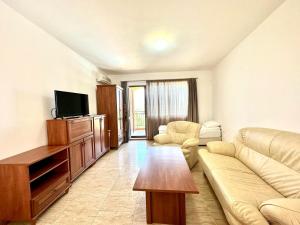 TV a/nebo společenská místnost v ubytování Аpartments Comfort -Marina Cape