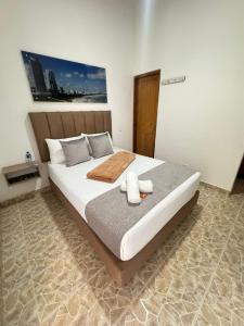 リオネグロにあるFinca Hotel Zona Francaのベッドルーム1室(大型ベッド1台、キャンドル2本付)