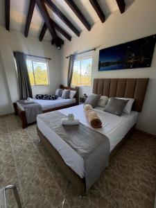 リオネグロにあるFinca Hotel Zona Francaの広いベッドルーム(ベッド2台、ソファ付)
