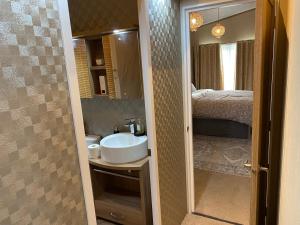 un bagno con un lavandino e un letto di Edinburgh Lodge-Sleeps 6-Pet Friendly-Beach&Views a Prestonpans Altre 24 foto