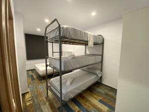 Una habitación con tres literas. en Villa Romance, en Chipiona 31 fotos más