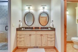 Ένα μπάνιο στο Pet-Friendly Columbia Falls Home with Gas Grill! +27 φωτογραφίες