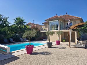 Πισίνα στο ή κοντά στο La Villa Jasmin - RENDEZ-VOUS EN PROVENCE
