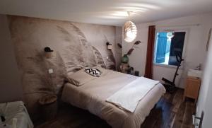 a bedroom with a bed with a large headboard at Maison neuve jardin & terrasse in Lanton